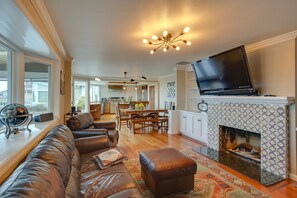 Televisión, chimenea, tenis de mesa y libros 