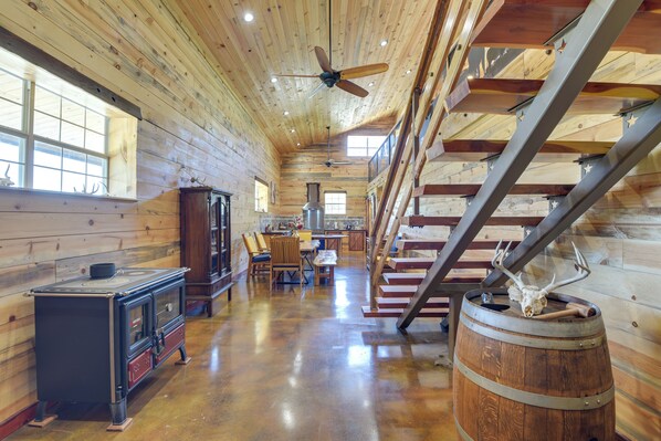 House (3 Bedrooms) | Interior - Early Cabin w/ Deck ~ 20 Mi to Lake Brownwood! (Early)