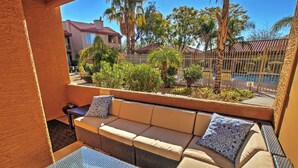 A balcony with wicker furniture and a view of a swimming pool. - Near Bellair Golf Club! Phoenix Abode w/ Pool (Phoenix)
