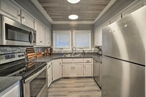 Apartment (2 Bedrooms) | Interior - Lakefront & Trailside Escape w/ Private Dock +deck (Bella Vista)