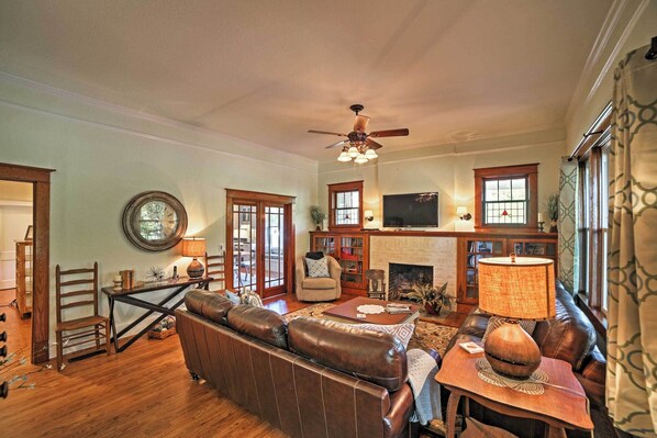 House (4 Bedrooms) | Interior - Spacious & Stunning Cleveland Getaway on 1 Acre (Cleveland)