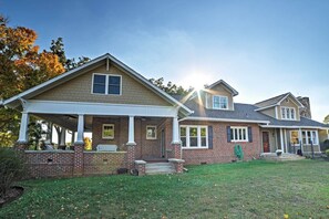 House (4 Bedrooms) | Front of property - Spacious & Stunning Cleveland Getaway on 1 Acre (Cleveland)