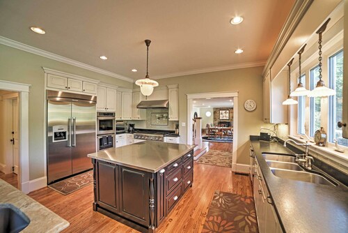 Spacious & Stunning Cleveland Getaway on 1 Acre