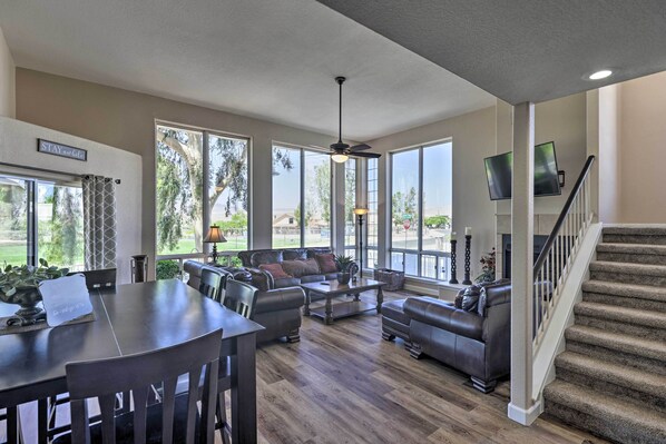 Casa (4 Bedrooms) | Zona de estar | Una chimenea