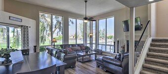 온수 욕조 및 강 조망이 있는 편의 시설이 완비된 집!