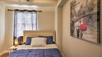 2 kamar tidur, setrika/meja setrika, dan seprai linen