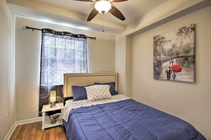 2 bedrooms, iron/ironing board, bed sheets - Updated Five Points Condo ~ Half-mi to Usc! (Columbia)