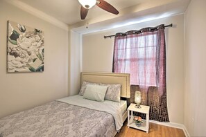 2 bedrooms, iron/ironing board, bed sheets - Updated Five Points Condo ~ Half-mi to Usc! (Columbia)