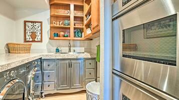 House (2 Bedrooms) | Private kitchen | Microwave, oven, stovetop, dishwasher