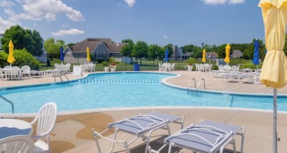 Pool & Bay Access: Serene Ocean View Oasis