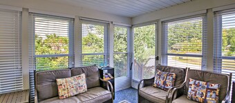 Wells Beach Cottage w/ Pool Access ~ 1 Mi to Coast