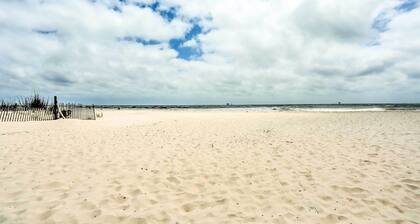 Gulf Shores Family Home w/ Deck, Walk to Beach!