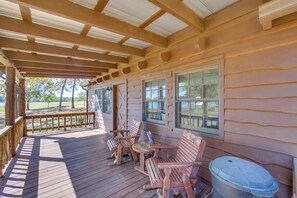 House (1 Bedroom) | Interior - The Deer Cabin Peaceful Refuge in East Texas (Edom)