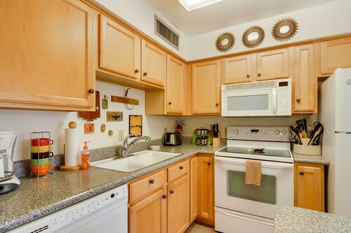 Southwestern Getaway in Mesa W/patio & Pool Access