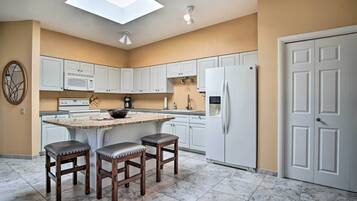 Microondas, horno, parrilla de estufa y lavavajillas