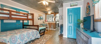 1 Mi to Ocean Isle Beach! Studio w/ Outdoor Oasis