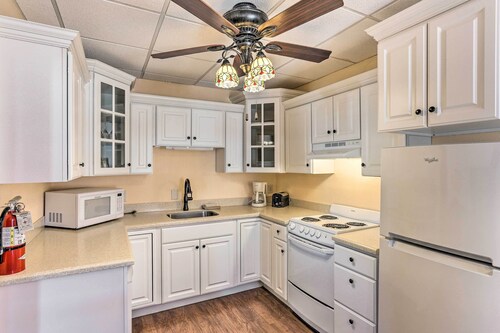 Custer Apt in Heart of Town: Shop, Dine, Hike