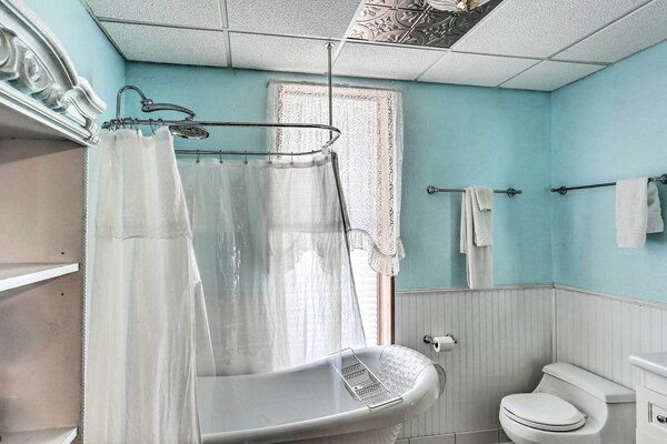 Shop, Hike & Explore! Historic Dtwn Custer Apt - Custer, SD