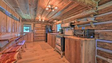 House (1 Bedroom) | Private kitchen | Microwave, oven, stovetop, cookware/dishes/utensils