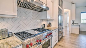 Una cocina moderna con estufa a gas, horno y tostadora integrada.