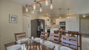 House (3 Bedrooms) | Interior