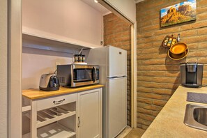 Apartment (1 Bedroom) | Interior - Romantic Sedona Suite w/ Patio < 1 Mi to Trails (Sedona)