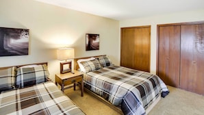 A double room with two beds, a nightstand, a lamp, and a wardrobe. - Crossville Golfer's Haven: 5 On-site Courses! (Crossville)