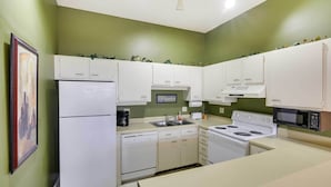 A kitchen with white appliances, a sink, and cabinets. - Crossville Golfer's Haven: 5 On-site Courses! (Crossville)