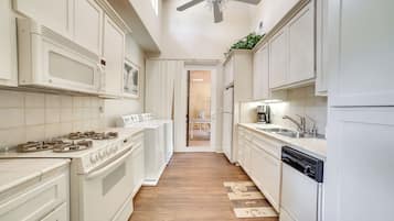 House (5 Bedrooms) | Private kitchen | Microwave, oven, stovetop, dishwasher