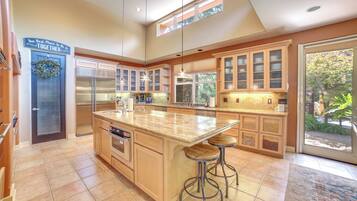 House (5 Bedrooms) | Private kitchen | Microwave, oven, stovetop, dishwasher