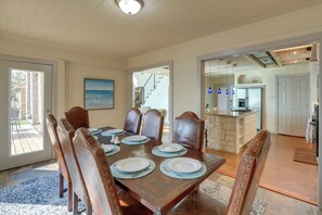 House (5 Bedrooms) | Interior