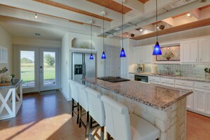 House (5 Bedrooms) | Interior