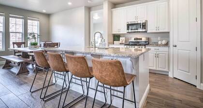 Red Cliff Views & Community Perks: Utah Townhome