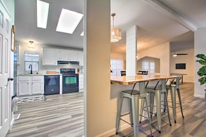 Hus (4 Bedrooms) | Eget kök | Mikrovågsugn, ugn, spishäll och diskmaskin