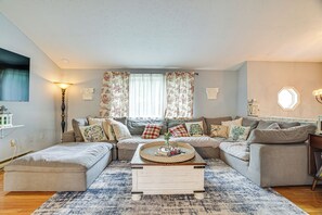 House (3 Bedrooms) | Interior - Hot Tub, Fire Pit & Resort Perks: Tobyhanna Home! (Tobyhanna)