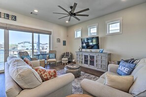 Interior - Modern Kingsland Lake Front House w/ Heated Pool! (Kingsland)