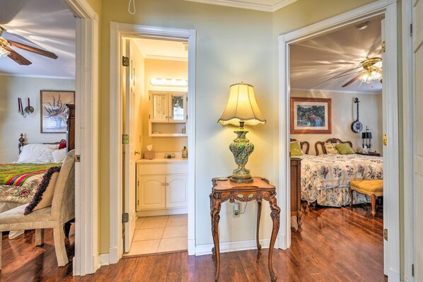 2 bedrooms, free cribs/infant beds, bed sheets - Dog-friendly Senatobia Cottage w/ Fishing Pond! (Senatobia)