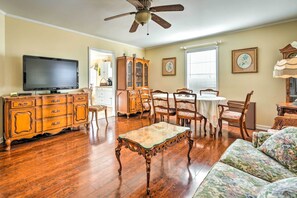 TV, DVD player, books - Dog-friendly Senatobia Cottage w/ Fishing Pond! (Senatobia)