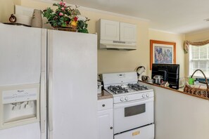 House (2 Bedrooms) | Interior - Quiet Family Cottage w/ Fishing Pond in Senatobia (Senatobia)