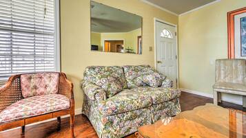 TV, pemutar DVD, dan buku