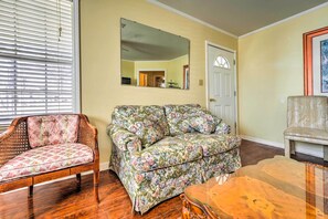 TV, DVD player, books - Dog-friendly Senatobia Cottage w/ Fishing Pond! (Senatobia)