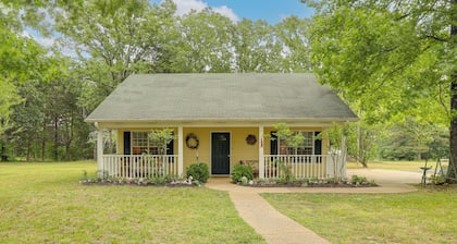 Quiet Family Cottage w/ Fishing Pond in Senatobia