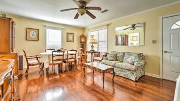 TV, pemutar DVD, dan buku