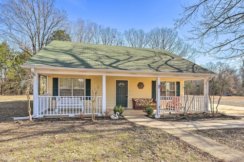 Quiet Family Cottage w/ Fishing Pond in Senatobia