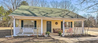 Quiet Family Cottage w/ Fishing Pond in Senatobia