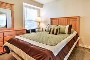 Apartment (3 Bedrooms) | Interior - Waterfront Corpus Christi Townhome w/ Pool & Dock! (Corpus Christi)