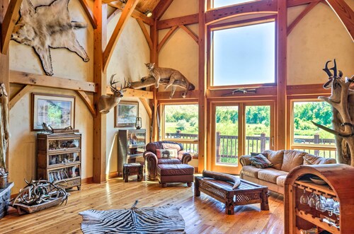 Stunning Silesia Home: Furnished Deck + River View