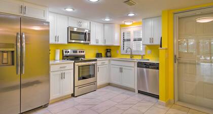 Cheery Condo With Pool Access: 3 Miles to Beach!