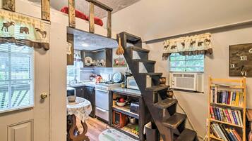 Microwave, oven, stovetop, cookware/dishes/utensils