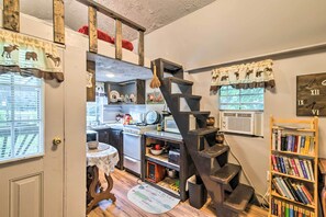 Microwave, oven, stovetop, cookware/dishes/utensils - Cozy Studio Cabin < 8 Mi to Barren River Lake (Fountain Run)